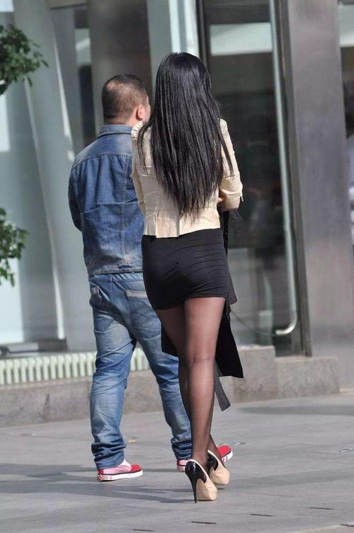 街拍少妇穿脱丝袜视频,街拍少妇的时尚瞬间